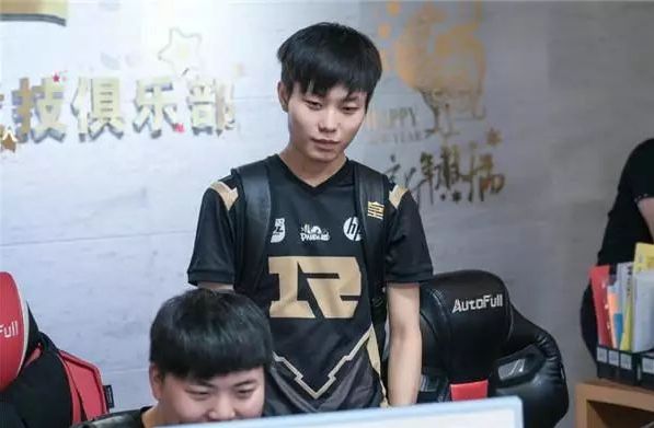 赛球员走进 赛球员走进